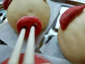 猪鼻子用筷子戳两个洞，更形象