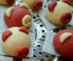 贴在猪头上，还可以用黑芝麻或者花椒籽做眼睛      冷水上锅蒸20分钟，20分钟后关火，闷5分钟再掀盖儿