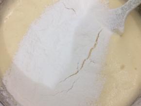 筛入低筋面粉，用刮刀从下往上翻拌均匀，直到看不见面粉为止