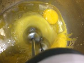 用电动打蛋器高速，按一个方向搅打，打蛋盆底部放入一盒25度左右的热水