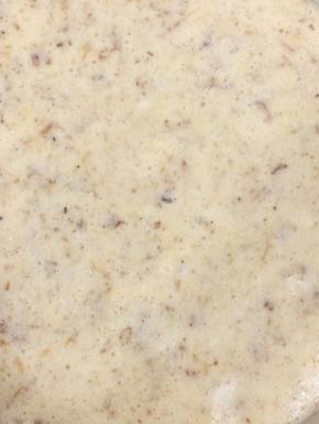 然后倒入模具中，拿起模具从高处往下震二下，放入提前预热好的烤箱中，130度烤60分钟