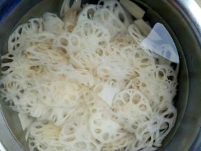 新鲜莲藕去皮洗净，切薄片，用清水浸泡去除淀粉