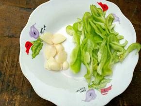 大蒜切片，青椒切宽条