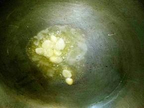 热锅冷油，油热时放入蒜片炒香