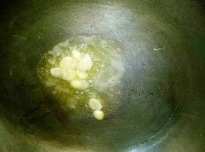 热锅冷油，油热时放入蒜片炒香