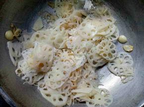 放入莲藕翻炒至透明，然后加入醋，盐和鸡精拌匀