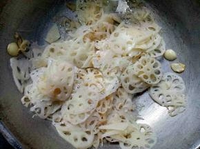 放入莲藕翻炒至透明，然后加入醋，盐和鸡精拌匀