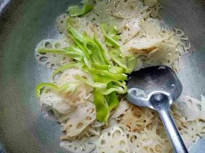 最后加入青椒翻炒30秒左右即可出锅