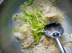 最后加入青椒翻炒30秒左右即可出锅