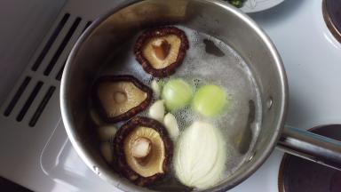 准备1升的水，加入以上的全部材料，高火10分钟 ，再中火20分钟 ，关火。