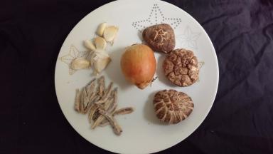 准备高汤，把材料洗好，洋葱只要2/3。