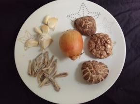 准备高汤，把材料洗好，洋葱只要2/3。