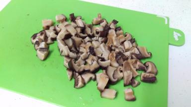把花菇拿出来切块。