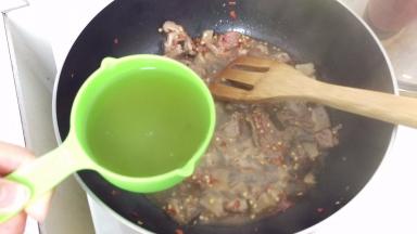 再加入500ml高汤,煮到沸以后。