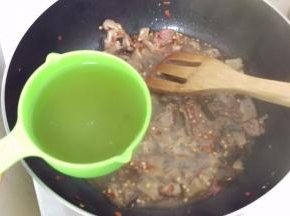 再加入500ml高汤,煮到沸以后。