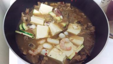 加入海鲜和豆腐。