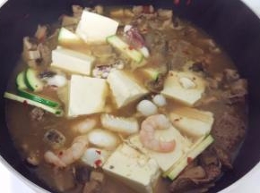 加入海鲜和豆腐。