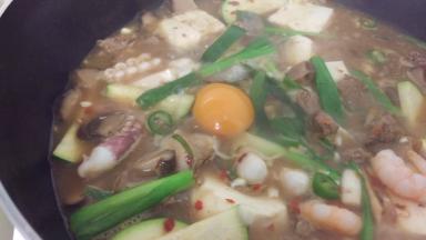 再加入2个鸡蛋。煮沸就可以出炉咯。