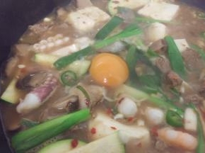 再加入2个鸡蛋。煮沸就可以出炉咯。