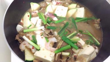 再加入青辣椒和葱。煮到沸。