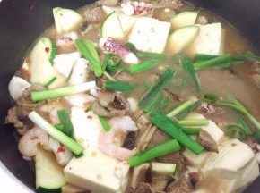 再加入青辣椒和葱。煮到沸。