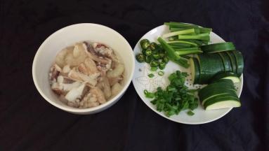 鱿鱼切块，葱切断，青辣椒切小块。