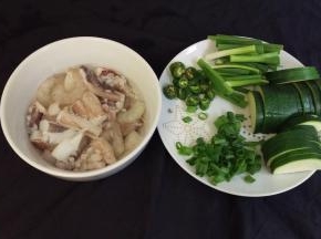 鱿鱼切块，葱切断，青辣椒切小块。
