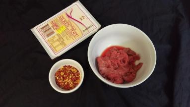 准备好豆腐和辣椒粉，牛肉切片。