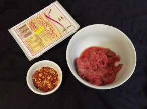 准备好豆腐和辣椒粉，牛肉切片。