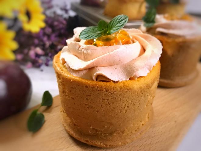 百香果草莓奶油杯子蛋糕