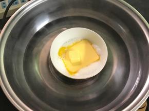 1、黄油放入牛奶中隔水融化关火，放热水中备用。