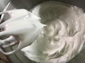 2、蛋白和蛋黄分开，蛋白加糖用电动打蛋器把打至硬性发泡。