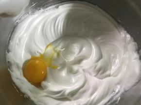 3、分次加入蛋黄，用打蛋器打至蛋黄和蛋白完全混合均匀。