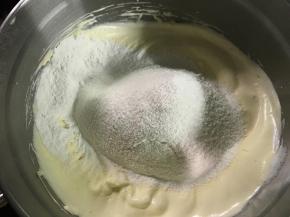 4、筛入过筛的低粉，翻拌均匀。