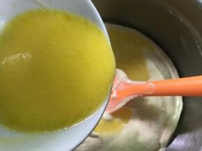5、沿刮刀倒入融化的牛奶黄油。翻拌均匀。
