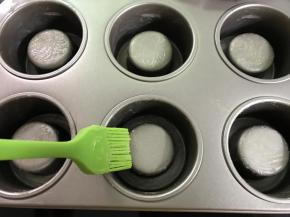 6、模具刷黄油。