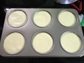 7、倒入模具至刻度线，震几下。