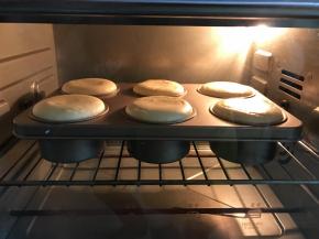 8、放入预热好的烤箱180度烤20分钟左右。烤好后晾凉脱模。