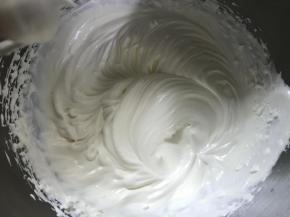 9、将淡奶油加细砂糖打至渐显纹路。