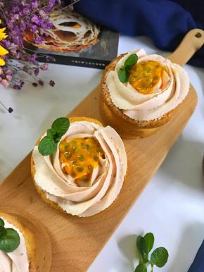 10、加入2大勺冻干草莓粉打匀，放裱花袋后挤入晾凉的蛋糕杯中，加

入百香果。