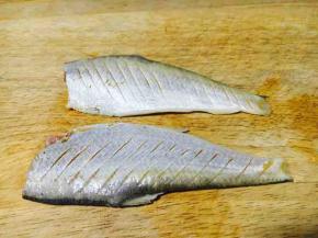 先把马口鱼的一面切到成斜刀。