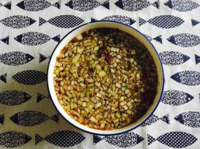 将切成碎末的佐料和碗汁及适量的水调和在一起，