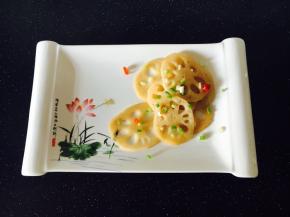 摆盘，用葱花装饰一下。
藕片腌制的时间长一些口感更佳。