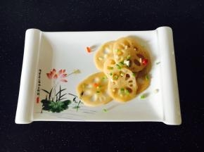 摆盘，用葱花装饰一下。
藕片腌制的时间长一些口感更佳。