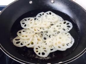 锅里放水，水开后放入藕片，待水再次开了以后捞出藕片，过凉水，沥干水分，放在一个较大的便于拌菜的容器里。