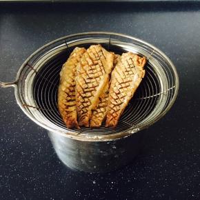 煎好的鱼沥一下油