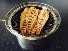 煎好的鱼沥一下油