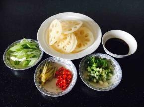藕，去皮切薄片，清洗两～三遍。
葱切段。
姜切丝，辣椒切圈。
小香葱切成葱花。
碗汁，将盐、糖、醋、美极鲜、蒸鱼豉油、香油调成碗汁。