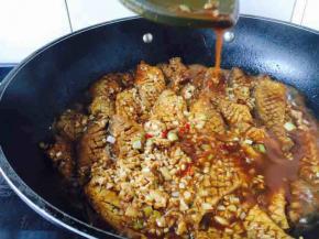 开大火置锅，锅里留一点底油，放入煎好的马口鱼，烹入图5备好的料汁，待汁水开锅后，端住锅柄晃动锅子，避免粘锅糊底，还要用铲子往鱼身上淋酱汁，加速鱼入味，当酱汁收至浓稠即可出锅，关火。