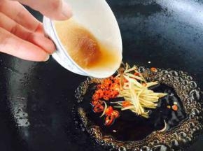 将姜丝、辣椒圈和碗汁一起倒入锅里煮开即可。
